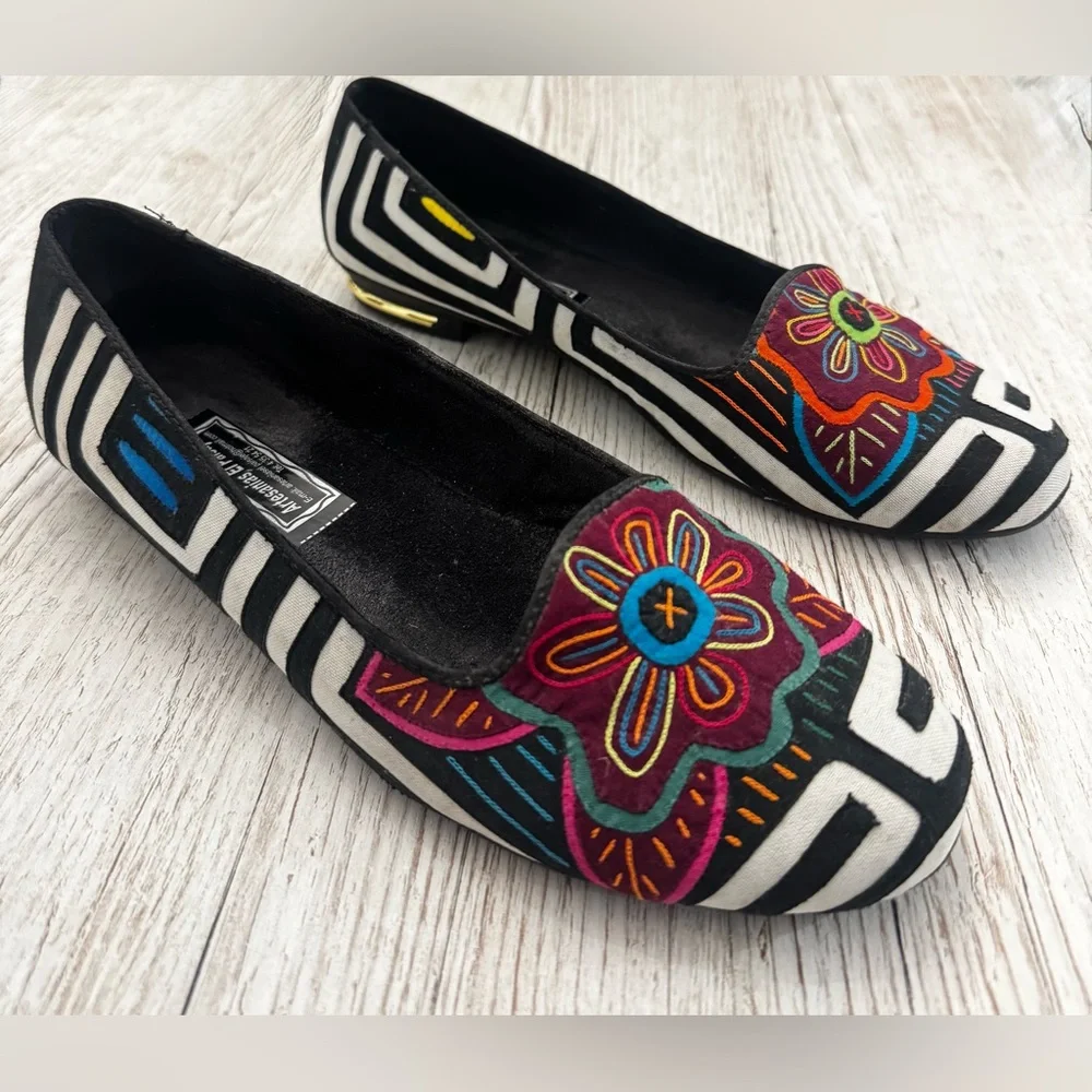 Artesanías El Paisaje Artisanal Handmade Colombian Embroidered Slip On Shoes 39